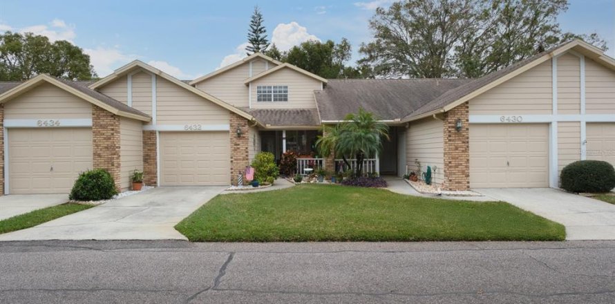 Townhouse in New Port Richey, Florida 2 bedrooms, 126.25 sq.m. № 1533099