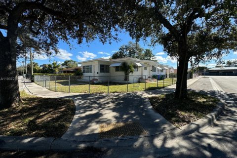 Propiedad comercial en Miami, Florida 173.54 m2 № 2053420