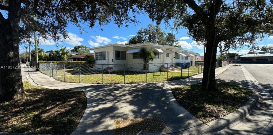 Propiedad comercial en Miami, Florida 173.54 m2 № 2053420