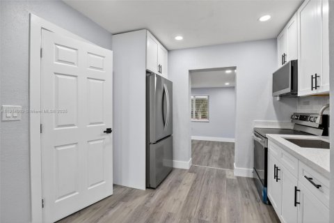 House in Fort Lauderdale, Florida 3 bedrooms, 112.32 sq.m. № 1971171 - photo 11