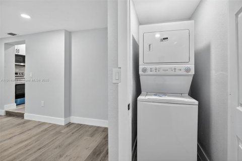 House in Fort Lauderdale, Florida 3 bedrooms, 112.32 sq.m. № 1971171 - photo 17