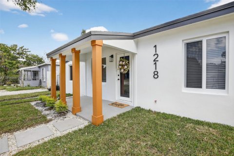 House in Fort Lauderdale, Florida 3 bedrooms, 112.32 sq.m. № 1971171 - photo 2