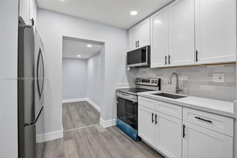 House in Fort Lauderdale, Florida 3 bedrooms, 112.32 sq.m. № 1971171 - photo 10