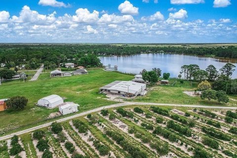 House in Lake Placid, Florida 2 bedrooms, 222.97 sq.m. № 2204342