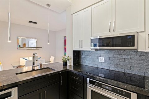 Condo in Saint Petersburg, Florida, 2 bedrooms № 2096237 - photo 11