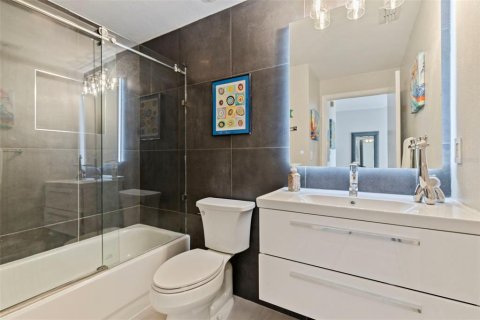 Condo in Saint Petersburg, Florida, 2 bedrooms № 2096237 - photo 24