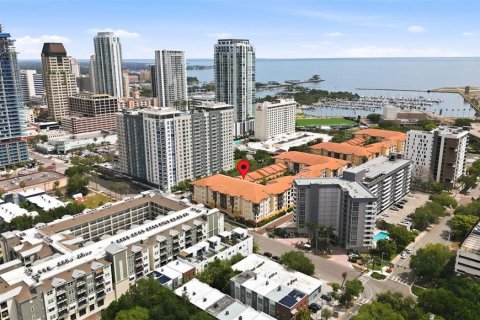 Condo in Saint Petersburg, Florida, 2 bedrooms № 2096237 - photo 28