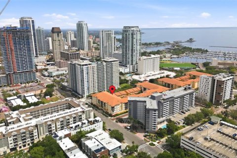Condo in Saint Petersburg, Florida, 2 bedrooms № 2096237 - photo 29