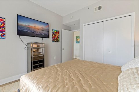 Condo in Saint Petersburg, Florida, 2 bedrooms № 2096237 - photo 23