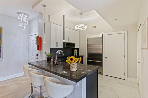 Condo in Saint Petersburg, Florida, 2 bedrooms № 2096237 - photo 7
