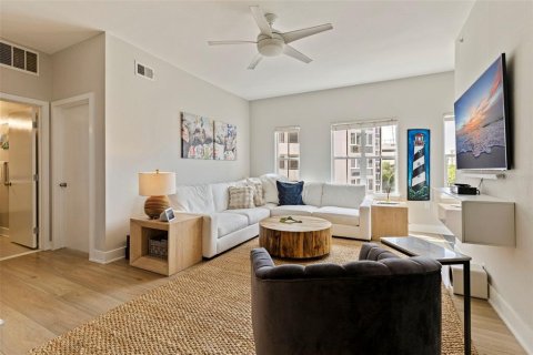 Condo in Saint Petersburg, Florida, 2 bedrooms № 2096237 - photo 13