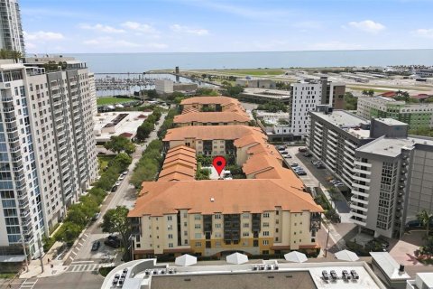 Condo in Saint Petersburg, Florida, 2 bedrooms № 2096237 - photo 2