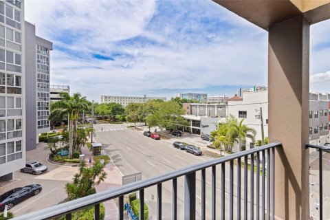 Condo in Saint Petersburg, Florida, 2 bedrooms № 2096237 - photo 17