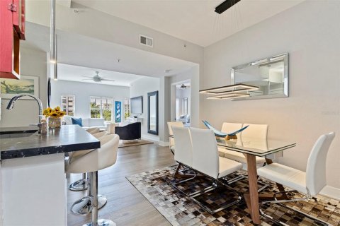Condo in Saint Petersburg, Florida, 2 bedrooms № 2096237 - photo 4