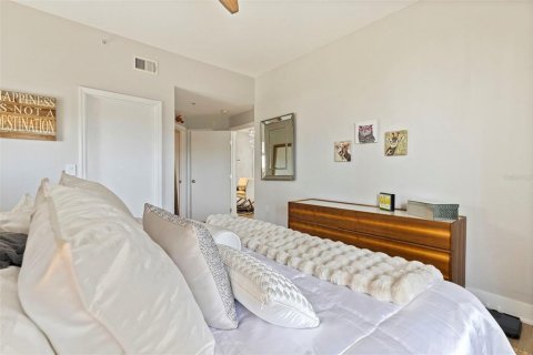 Condo in Saint Petersburg, Florida, 2 bedrooms № 2096237 - photo 20
