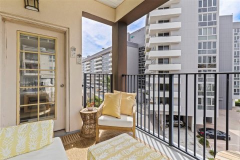 Condo in Saint Petersburg, Florida, 2 bedrooms № 2096237 - photo 16