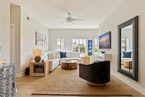 Condo in Saint Petersburg, Florida, 2 bedrooms № 2096237 - photo 12