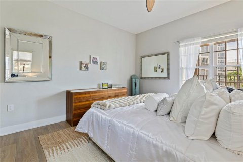 Condo in Saint Petersburg, Florida, 2 bedrooms № 2096237 - photo 19
