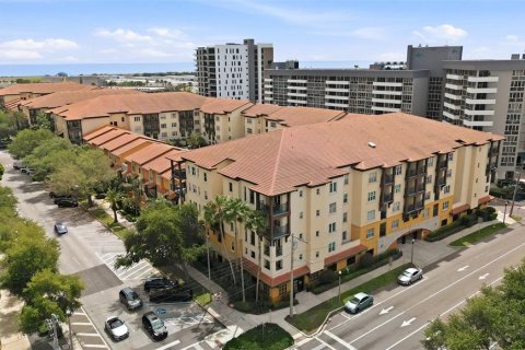 Condo in Saint Petersburg, Florida, 2 bedrooms № 2096237 - photo 27