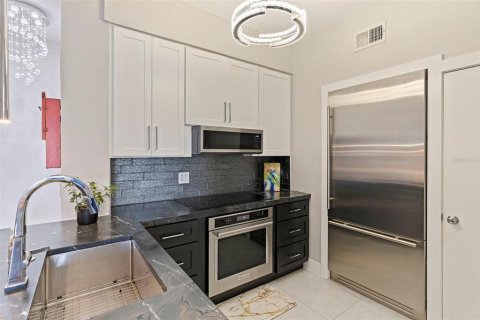 Condo in Saint Petersburg, Florida, 2 bedrooms № 2096237 - photo 8
