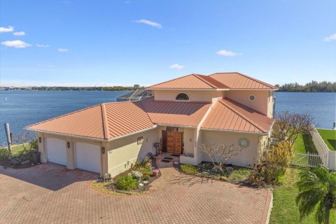 House in Vero Beach, Florida 4 bedrooms, 289.02 sq.m. № 2083099 - photo 5