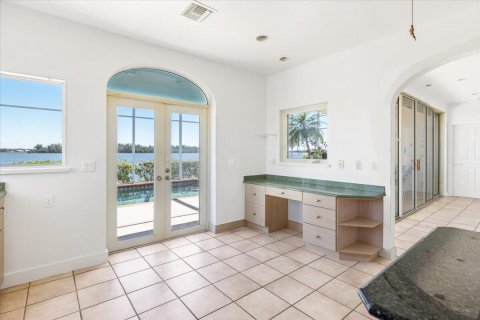 House in Vero Beach, Florida 4 bedrooms, 289.02 sq.m. № 2083099 - photo 25