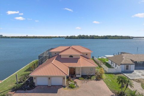 House in Vero Beach, Florida 4 bedrooms, 289.02 sq.m. № 2083099 - photo 2