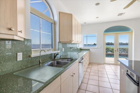 House in Vero Beach, Florida 4 bedrooms, 289.02 sq.m. № 2083099 - photo 24