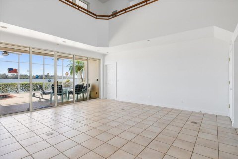 House in Vero Beach, Florida 4 bedrooms, 289.02 sq.m. № 2083099 - photo 17