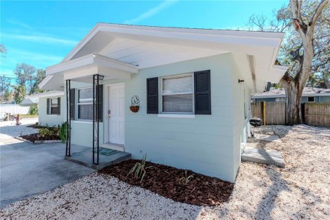 Commercial property in Clearwater, Florida 2 bedrooms, 118.54 sq.m. № 1760031 - photo 2