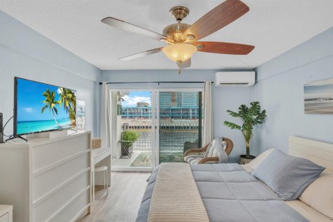 Condo in Deerfield Beach, Florida, 1 bedroom  № 2377236 - photo 13