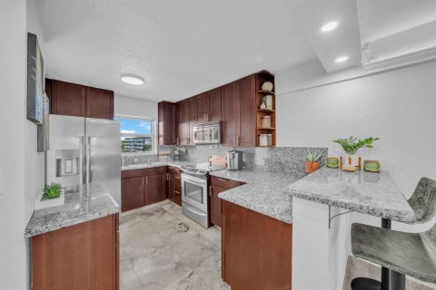 Condo in Deerfield Beach, Florida, 1 bedroom  № 2377236 - photo 17
