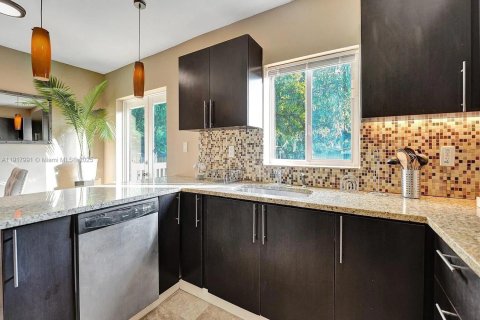 House in Miami, Florida 3 bedrooms, 106.19 sq.m. № 1972491 - photo 3