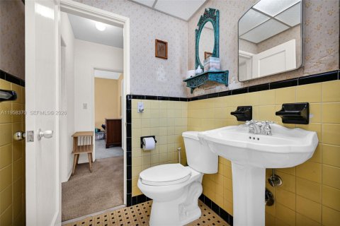 House in South Miami, Florida 3 bedrooms, 142.98 sq.m. № 2049784 - photo 20