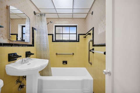 House in South Miami, Florida 3 bedrooms, 142.98 sq.m. № 2049784 - photo 19