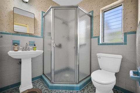 House in South Miami, Florida 3 bedrooms, 142.98 sq.m. № 2049784 - photo 15