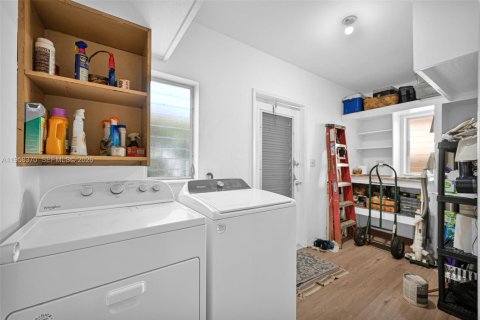 House in South Miami, Florida 3 bedrooms, 142.98 sq.m. № 2049784 - photo 23