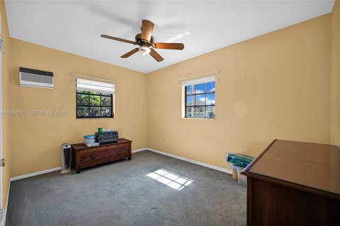 House in South Miami, Florida 3 bedrooms, 142.98 sq.m. № 2049784 - photo 21