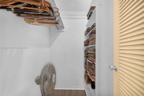 House in South Miami, Florida 3 bedrooms, 142.98 sq.m. № 2049784 - photo 16