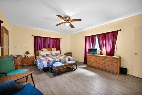 House in South Miami, Florida 3 bedrooms, 142.98 sq.m. № 2049784 - photo 13