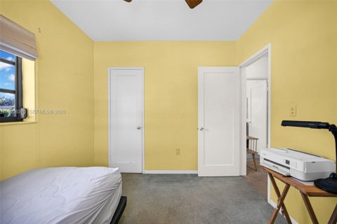 House in South Miami, Florida 3 bedrooms, 142.98 sq.m. № 2049784 - photo 18