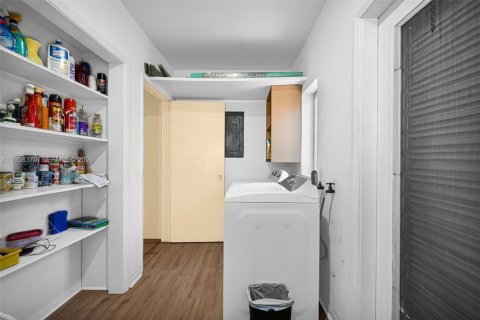 House in South Miami, Florida 3 bedrooms, 142.98 sq.m. № 2049784 - photo 24