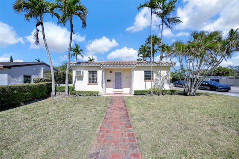 House in South Miami, Florida 3 bedrooms, 142.98 sq.m. № 2049784 - photo 2