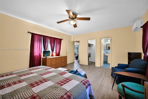 House in South Miami, Florida 3 bedrooms, 142.98 sq.m. № 2049784 - photo 14