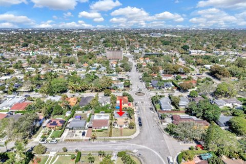 House in South Miami, Florida 3 bedrooms, 142.98 sq.m. № 2049784 - photo 28