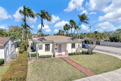 House in South Miami, Florida 3 bedrooms, 142.98 sq.m. № 2049784