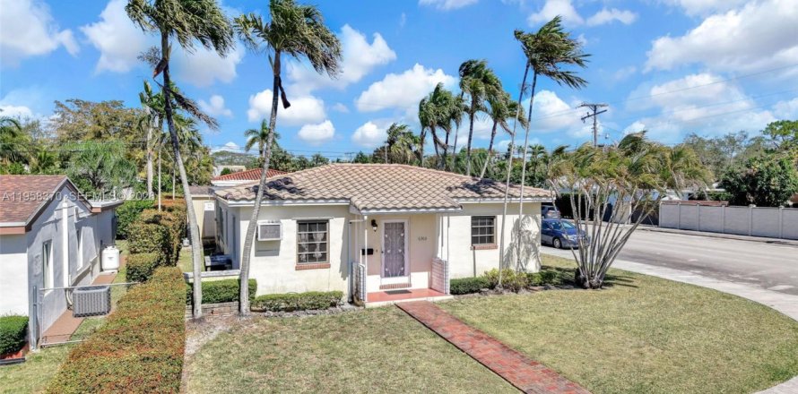 House in South Miami, Florida 3 bedrooms, 142.98 sq.m. № 2049784