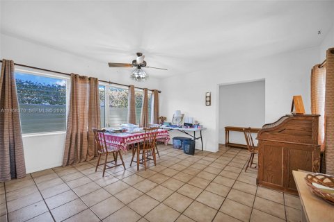 House in South Miami, Florida 3 bedrooms, 142.98 sq.m. № 2049784 - photo 11