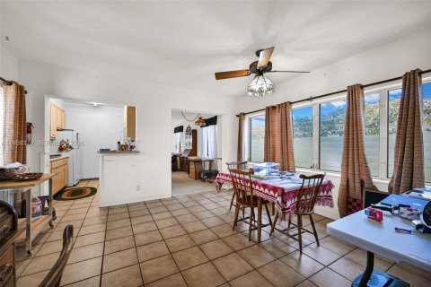 House in South Miami, Florida 3 bedrooms, 142.98 sq.m. № 2049784 - photo 12