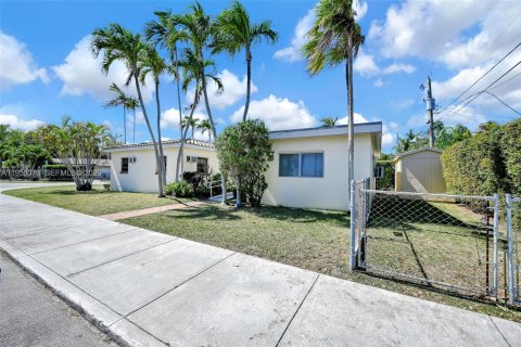 House in South Miami, Florida 3 bedrooms, 142.98 sq.m. № 2049784 - photo 25